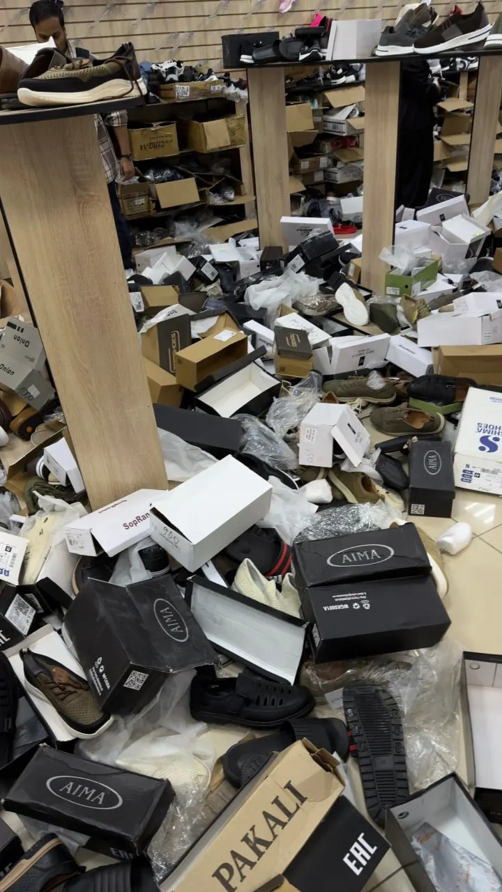 В новом сетевом магазине посетители обнаружили разбросанные коробки, вещи вперемешку и сильный запах пластика. Несмотря на низкие цены (например, обувь за 300 рублей), люди говорят о хаосе и длинных очередях.