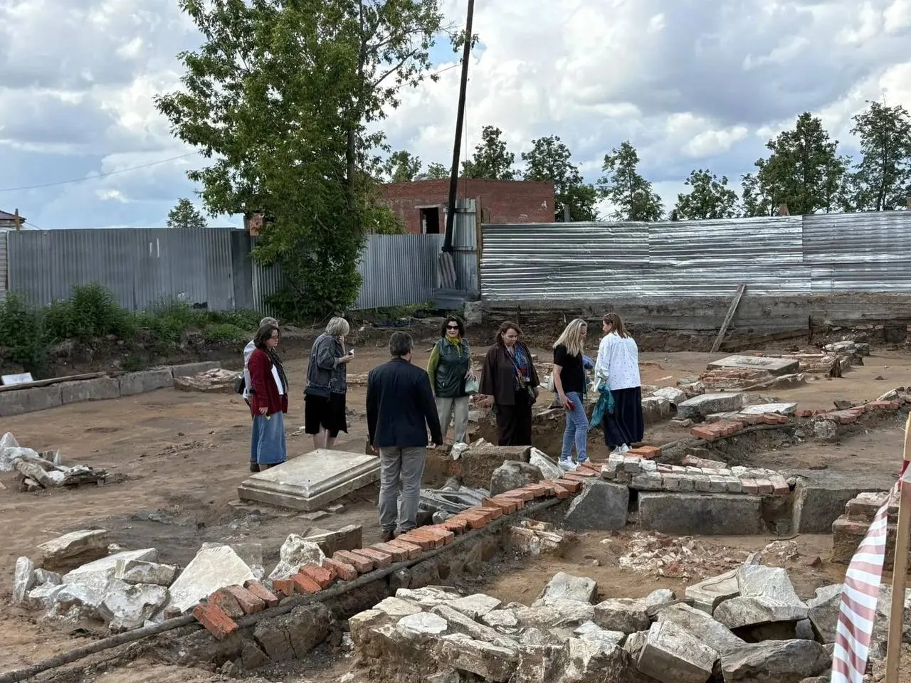 Археологи обнаружили фундаменты, надгробия и три ранее неизвестных погребения. На месте планируют воссоздать Архиерейские дома, обустроить Яблоневый сад с мемориальной зоной и открыть Музей городских историй.