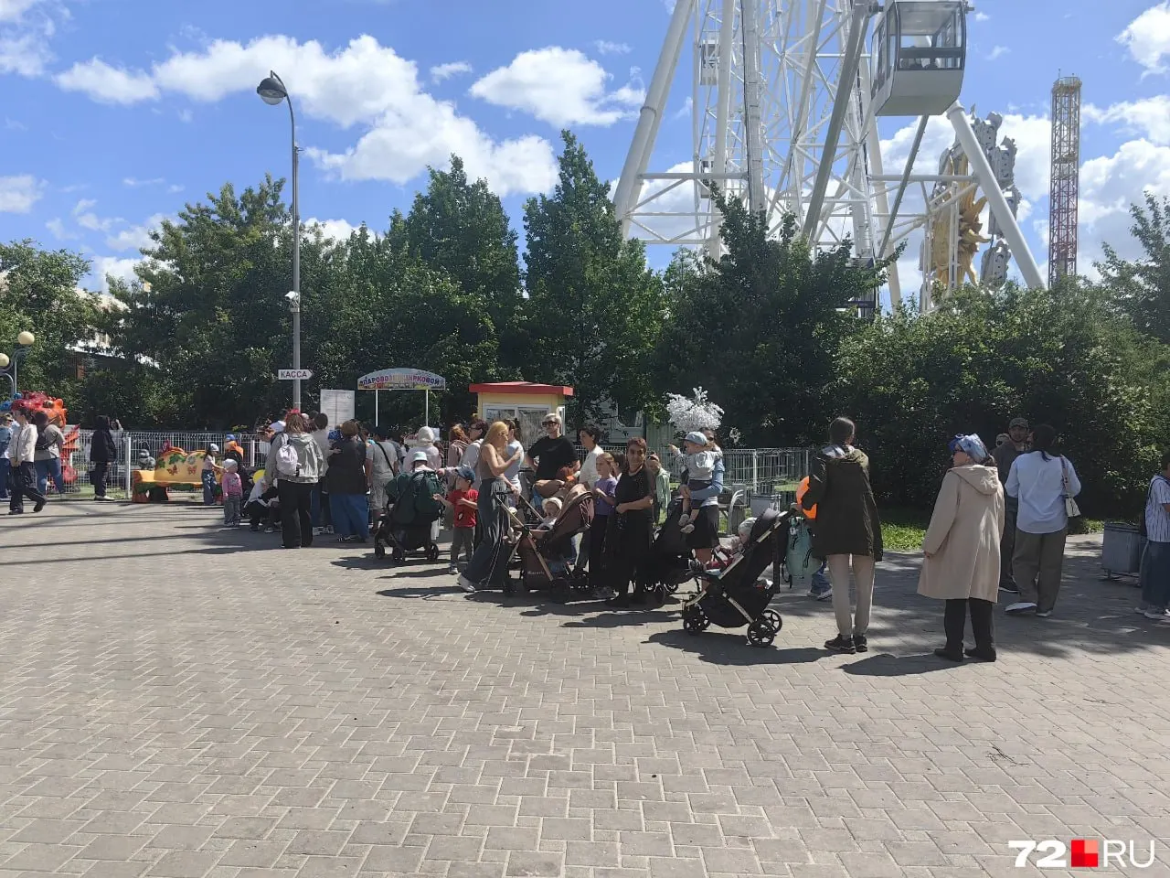 В парке на Цветном бульваре 1 июня несколько аттракционов открыли бесплатный вход: у некоторых выстроились большие очереди, другие работают платно — например, «Бешеная табуретка» стоит 50 рублей.