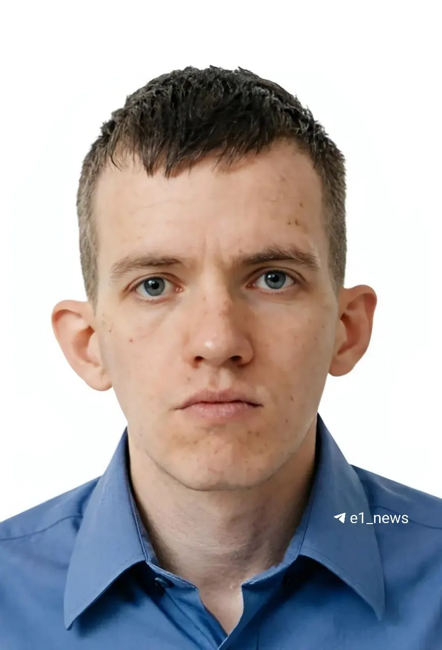 Молодой человек исчез 5 июня после звонка близким. Волонтёры ищут его в районе Кольцово; просят сообщать любую информацию по телефонам горячей линии или полиции.