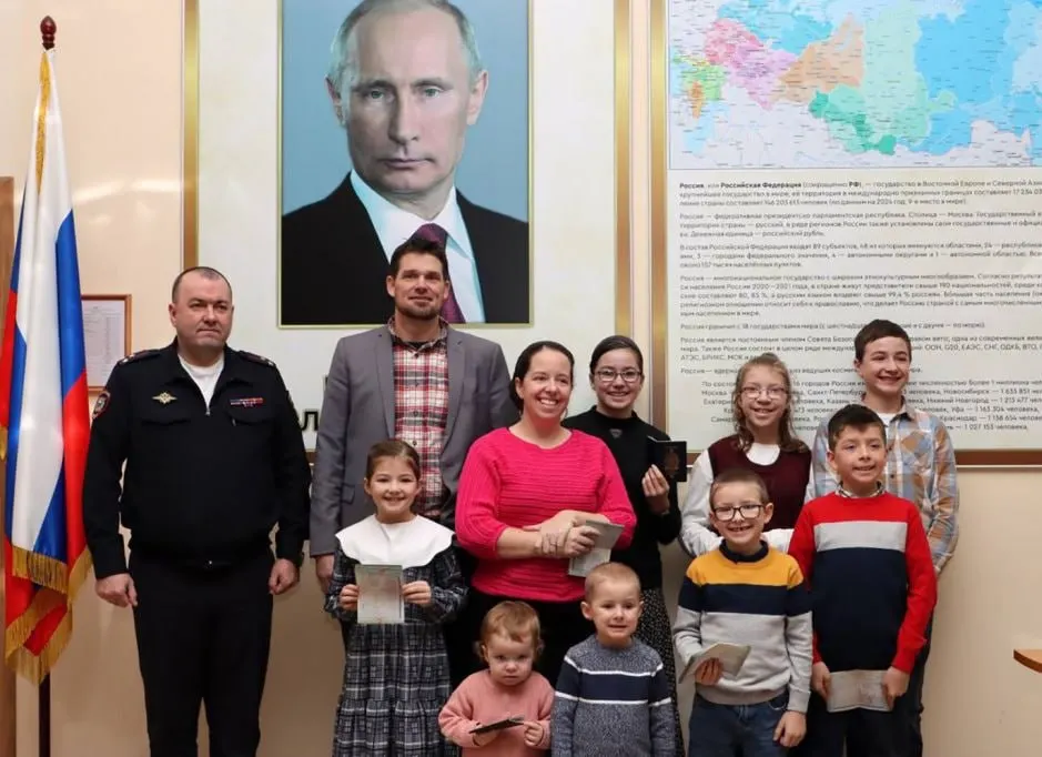В 2025 году 1112 иностранцев оформили специальные визы для переезда в Россию; лидируют граждане Германии, Франции и США. Визу выдают с возможностью упрощённого оформления РВП.