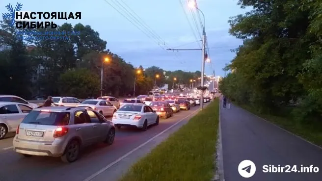 В ряде сибирских регионов введены жёсткие лимиты на бензин. В Иркутске розничная продажа топлива сократилась, очереди на АЗС достигают нескольких километров, водители часами ждут в пробках.