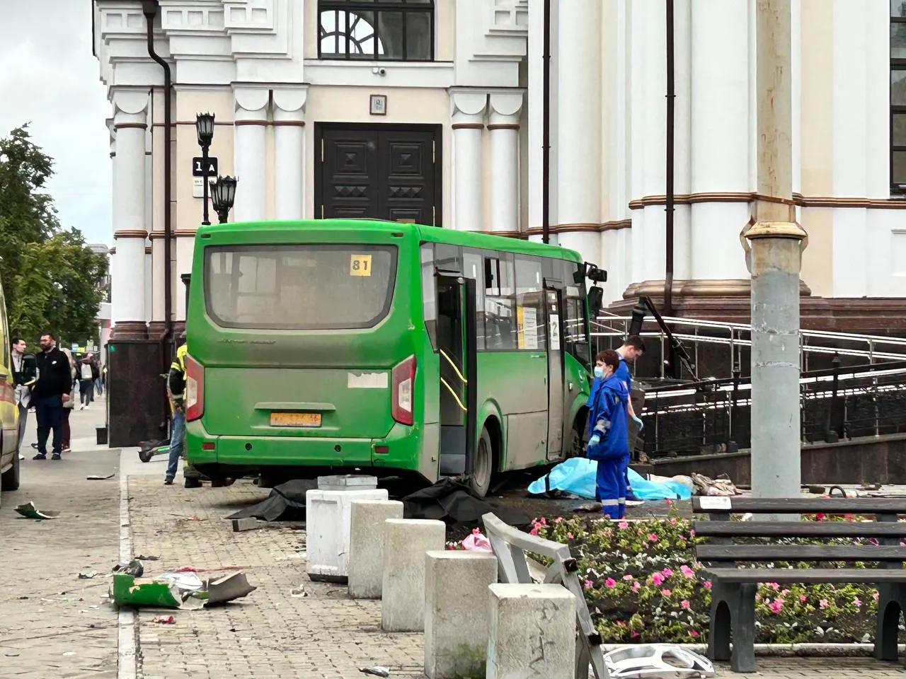В центре Екатеринбурга автобус маршрута №81 съехал с дороги и врезался в здание храма на перекрестке Малышева — 8 Марта. По меньшей мере четыре человека погибли, есть пострадавшие; на месте работают экстренные службы, причины аварии уточняются.