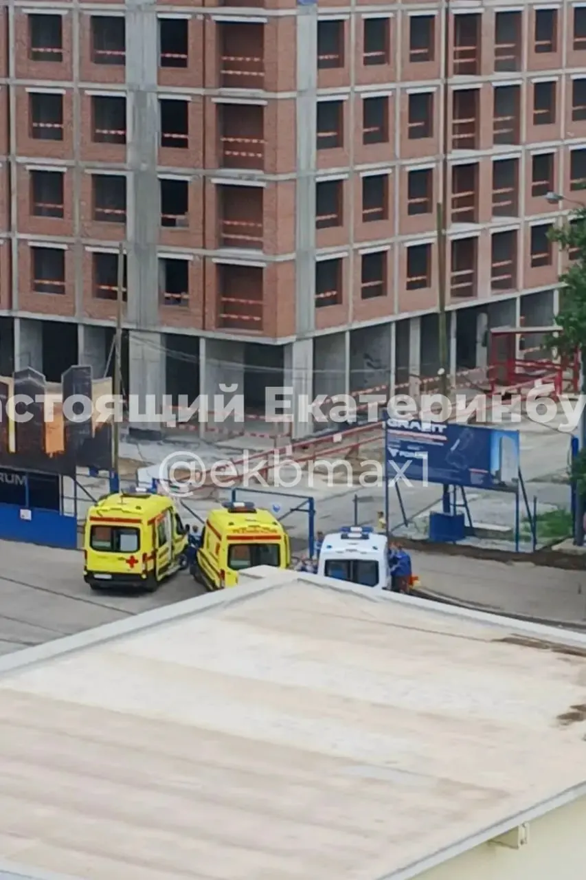 Днём 22 июня на стройплощадке в районе Уралмаша медики оказали помощь рабочим с лёгкими травмами; застройщик заявил, что падения с высоты не было.