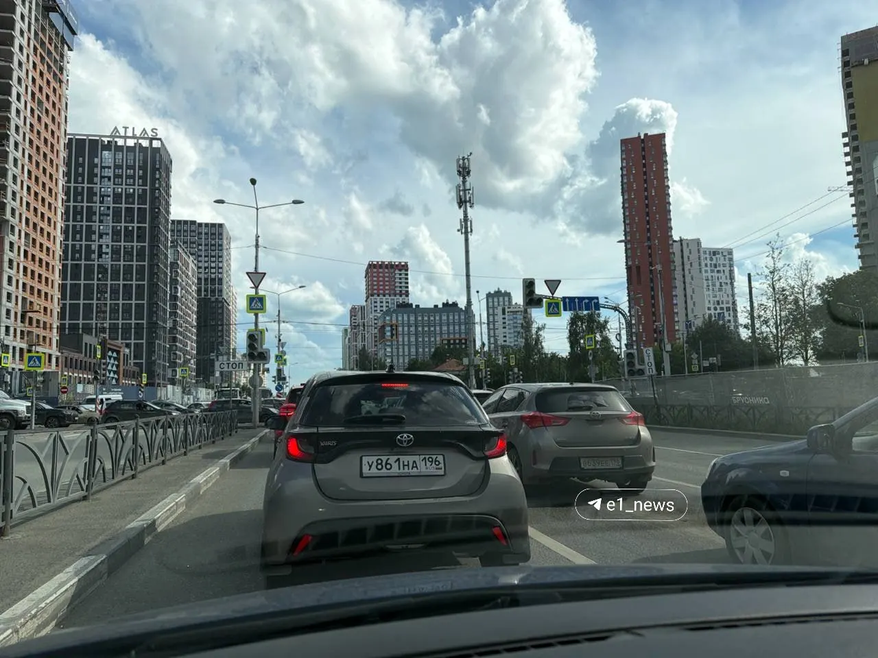 Светофор вышел из строя на пересечении улиц Московская и Щорса, из‑за чего движение серьёзно затруднено — рекомендуют выбирать объездные маршруты.