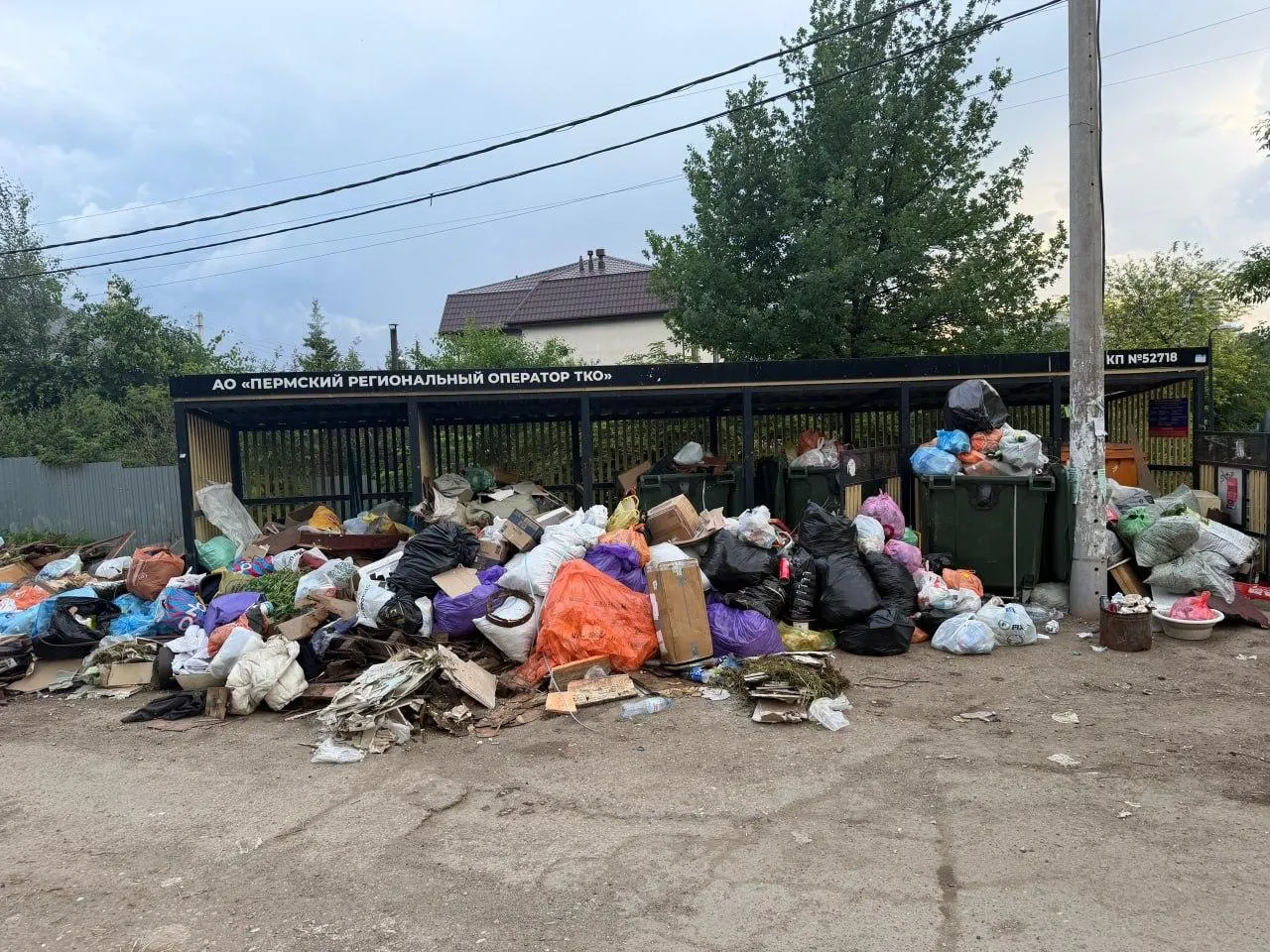 Жители Перми жалуются на свалку мусора на пересечении Лифанова и Кунгурской: крысы, сильный запах и случаи поджогов. По их словам, проблема с вывозом ТКО в крае продолжается уже год, при этом тарифы выросли более чем на 50%.