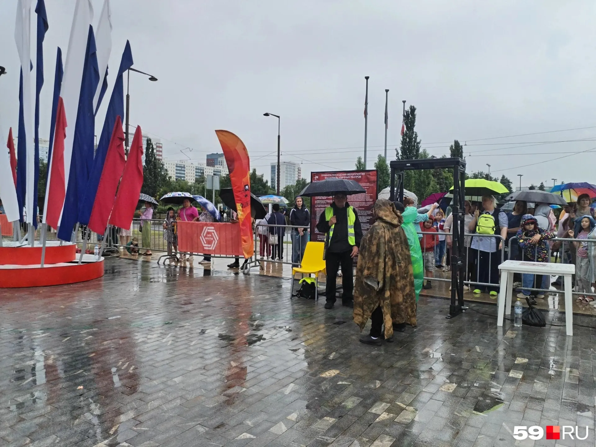 Открытие уличного фестиваля отложили: зрителей пока не пропускают через пункты досмотра. Организаторы и артисты ожидают снятия режима, после чего мероприятия начнут.