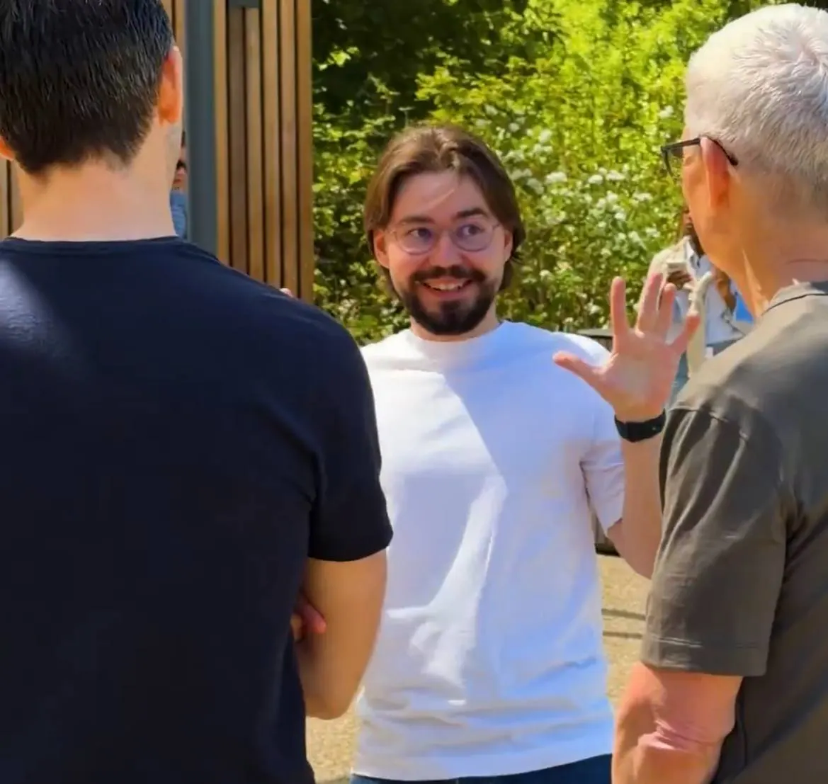 Антон Баранов разработал Pitch Coach — офлайн‑ИИ, который через AirPods и Apple Watch анализирует речь и позу, подсказывая, когда вы используете «эээ», теряете темп или нервничаете.