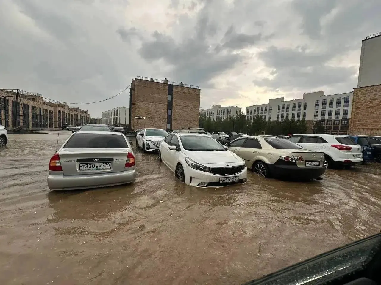Во время сильного ливня в ЖК «Твоя Привилегия» на Спортивной, 10 подтопило подъезд и прилегающую парковку. Жители жалуются, что подобное повторяется при каждой непогоде; застройщик связывает случившееся с аномальными осадками и обещает согласовать прочистку ливнёвок с муниципалитетом.
