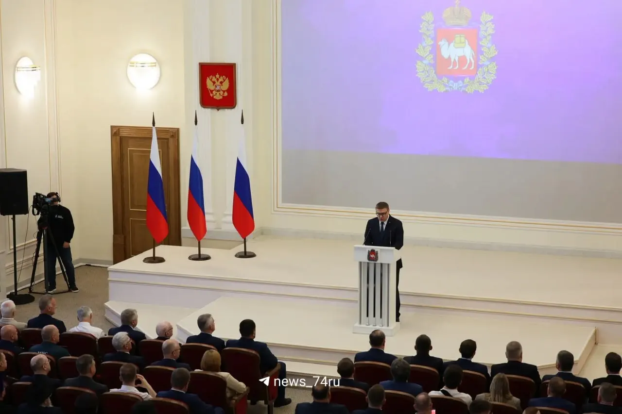 Губернатор подчеркнул единство региона, рассказал о помощи фронту и семьях военнослужащих, а также анонсировал создание книги памяти и открытие танкового училища с приёмом курсантов 1 сентября.