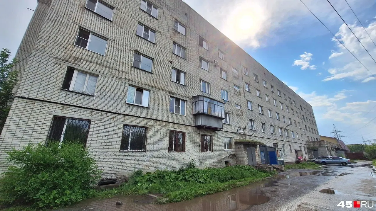Второй подъезд пятиэтажного общежития обесточили после взрыва автоматов в щитке: крыша протекала несколько лет, вода попадала на проводку. Энергетики и управляющая компания заявили, что ремонт провести невозможно; жильцы просят помощи у властей.