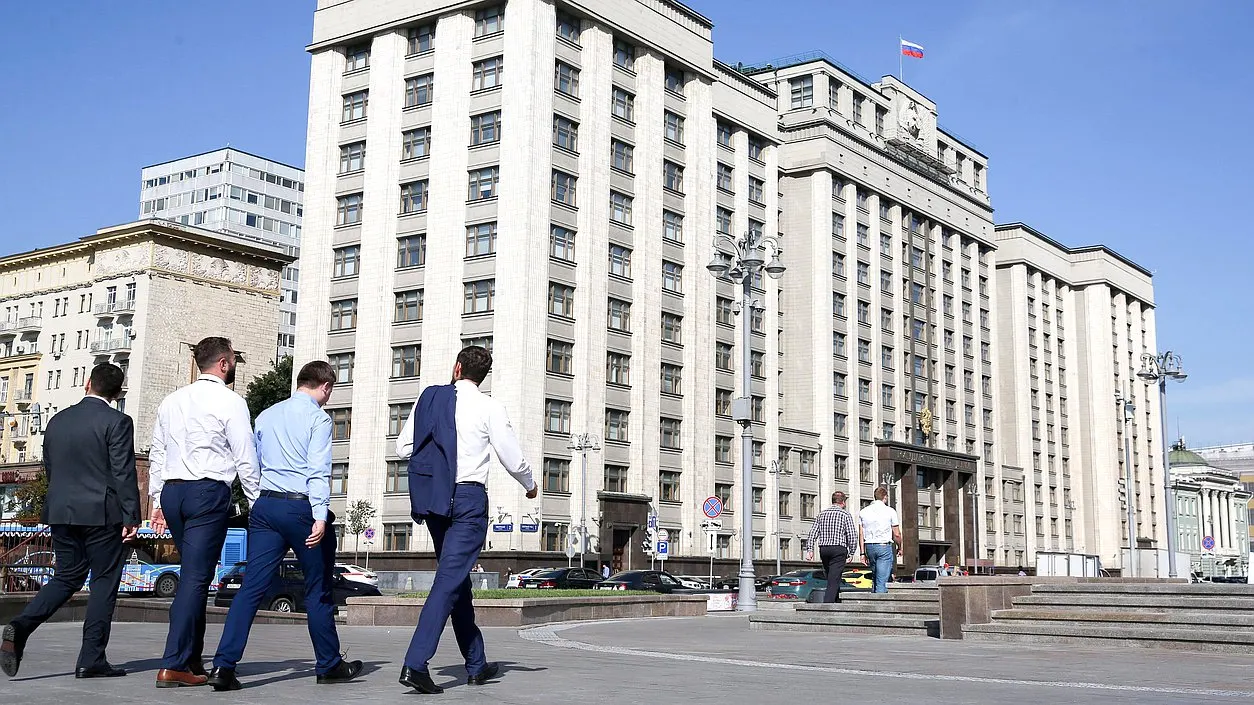 Новый закон предусматривает административную ответственность для владельцев интернет‑ресурсов, допускающих регистрацию и вход через зарубежные учётные записи (Google, Apple ID и др.). Максимальный штраф для юрлиц — 700 тыс. руб.