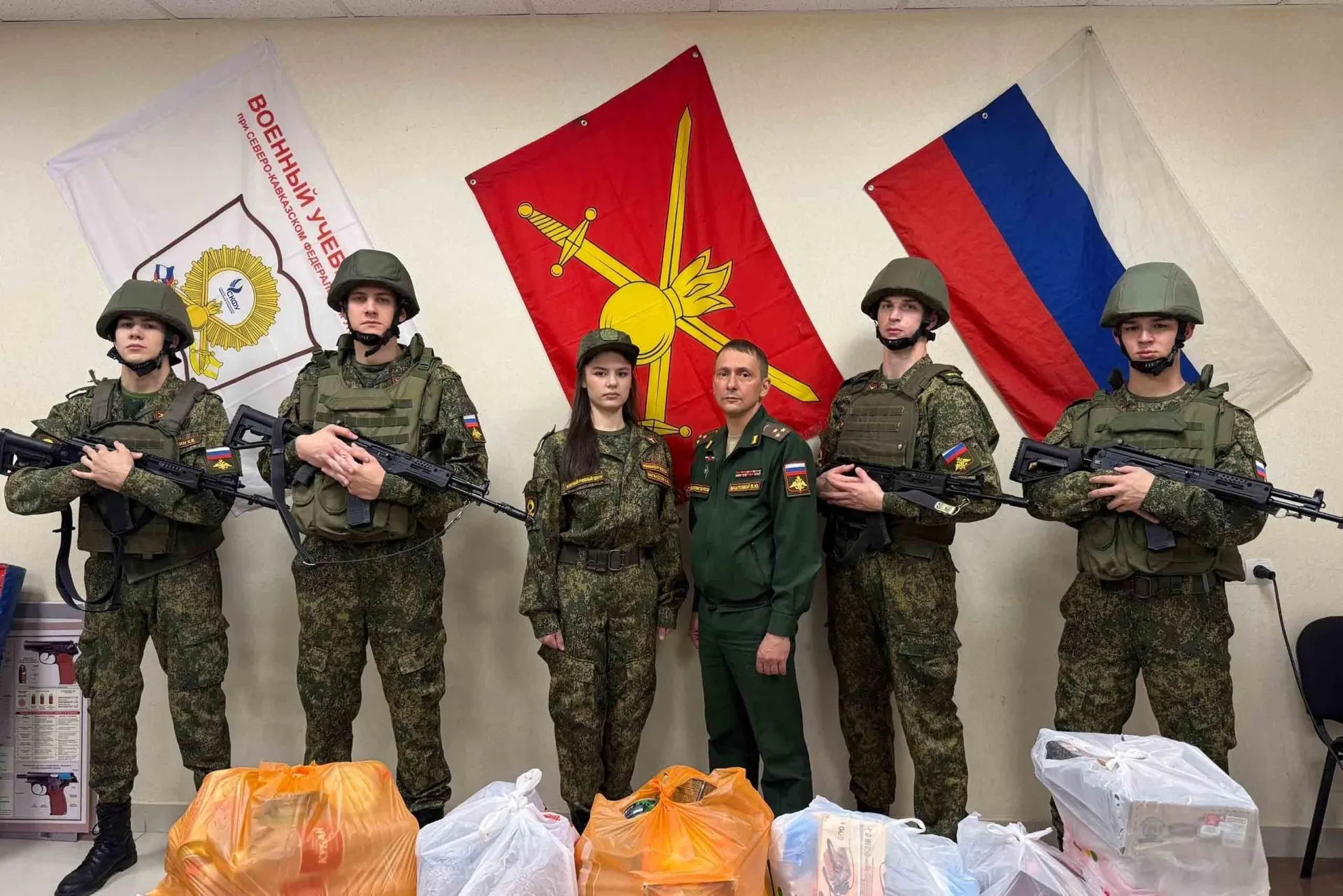 В университетах по всей стране подают иски к бывшим студентам военно-учебных центров, которые отказались от подписания контрактов с Минобороны; суммы требований доходят до миллионов рублей.