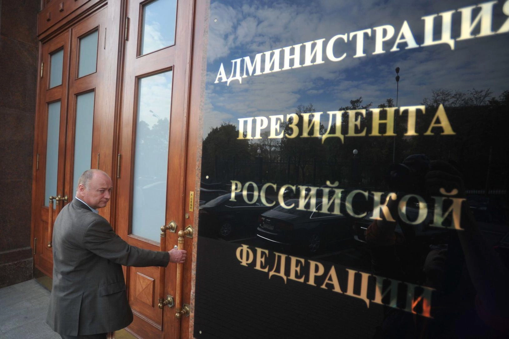 Указ о назначении опубликован 12 июня. Матвеев, работавший в администрации президента с нулевых годов, сменил Андрея Казакова; пост главы канцелярии контролирует ежедневный документооборот на столе президента.