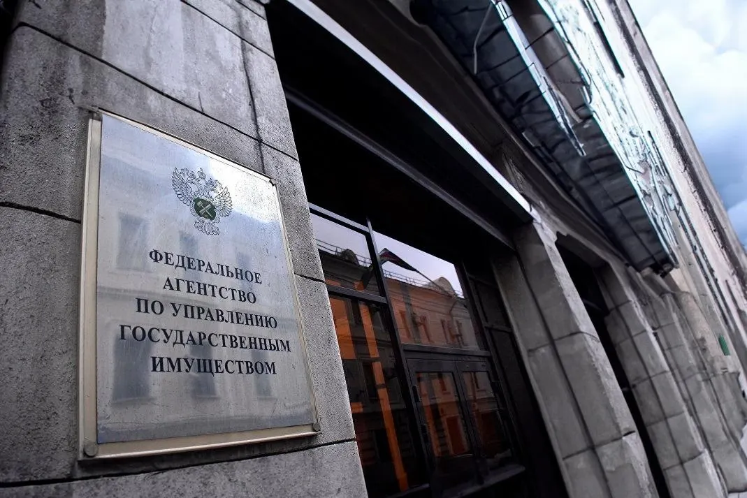 Закон отменяет привязку продажи конфискованного жилья к ценовому порогу и исключает обязательную шестимесячную паузу между торгами. Вводятся новые требования к оценщикам и организаторам аукционов; для религиозной собственности снимается срок давности при оспаривании приватизации.