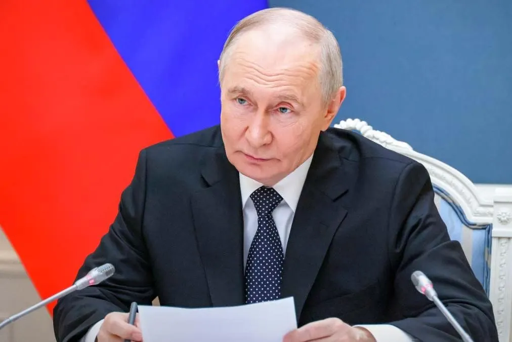Указ о временном порядке исполнения обязательств обновлён: российским должникам разрешено приостанавливать выплаты по банковским вкладам иностранных лиц из стран, признанных «недружественными». Мера вступила в силу 1 июня 2026 года.
