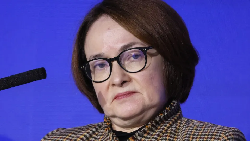 Резкий рост цен на бензин и резкое падение выпуска нефтепродуктов усиливают инфляционное давление и уменьшают шансы на существенное смягчение денежно‑кредитной политики в этом году.