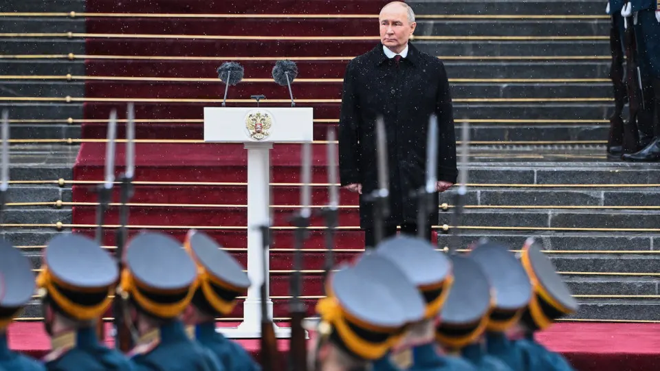 Военные траты в проекте бюджета-2026 могут вырасти на 40% — до почти 18 трлн рублей, а с учётом силовых ведомств — до 21,8 трлн. Финансирование планируют обеспечить за счёт секвестра гражданских статей, резервов и дополнительного долга; Центробанк уже задействует операции репо.