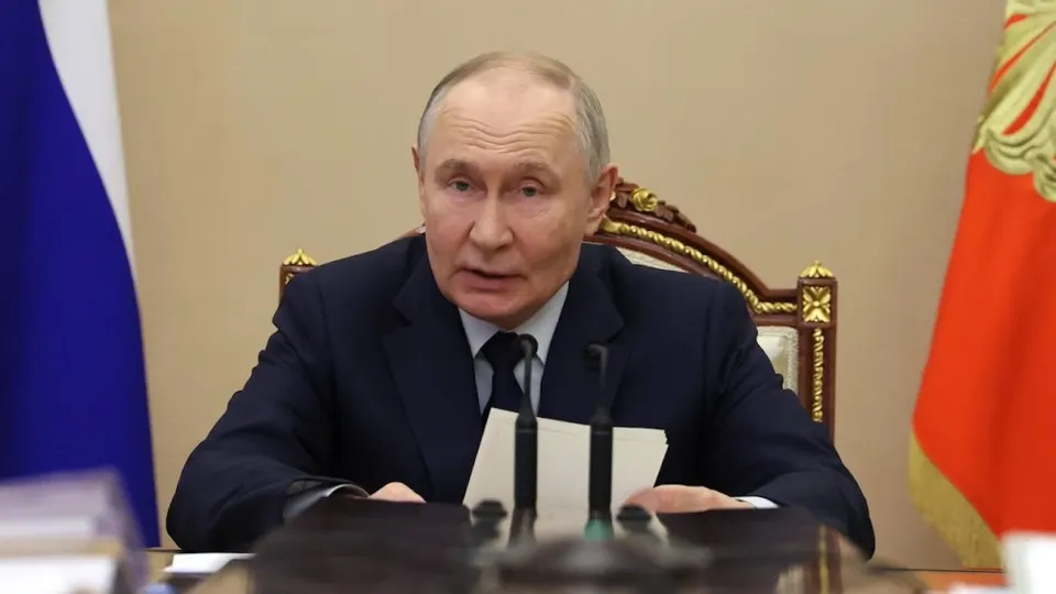 Инвестиции в России сократились значительно — падение ускорилось в первом квартале. Власти называют причины и перечисляют меры поддержки, но бюджетные возможности ограничены.