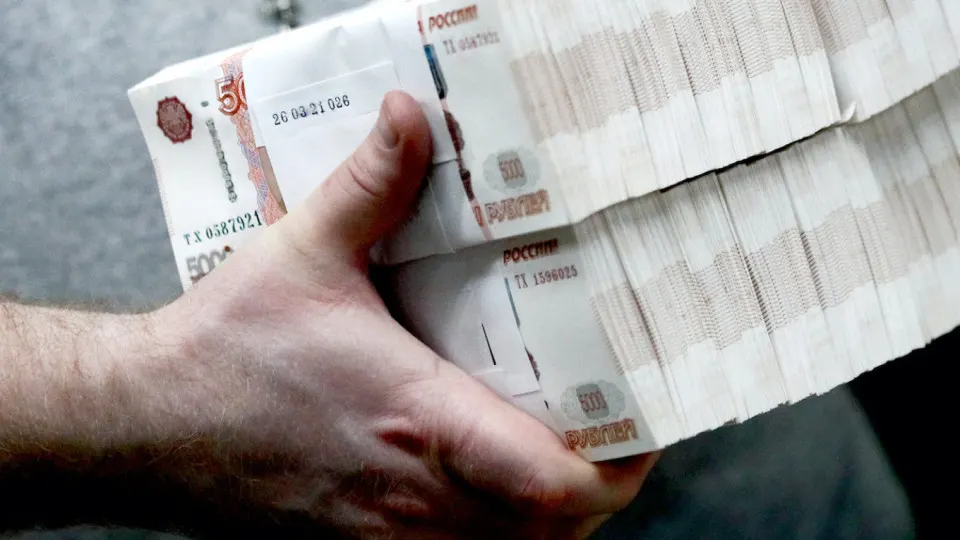 Банк связывает рост интереса к наличным с отключениями интернета и опасениями по налогам: наличные в обращении достигли 20 трлн руб., за апрель из банков ушло 600 млрд руб. Центробанк ужесточил контроль за снятиями и внесениями наличных.