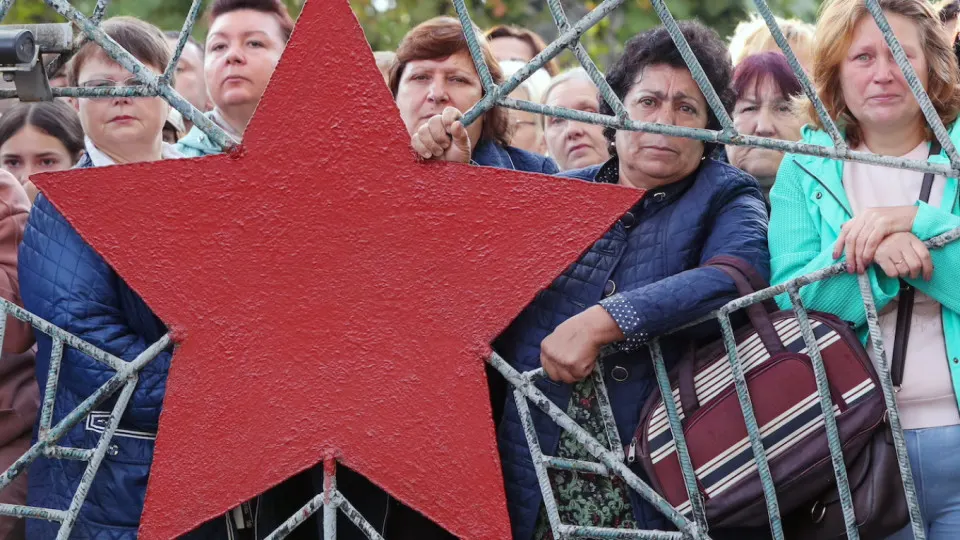 По результатам закрытых социологических исследований растёт усталость от войны: избиратели ждут, чтобы конфликт с Украиной был завершён, даже если для этого придётся применять радикальные меры. Аналогичные тенденции отмечают и чиновники.