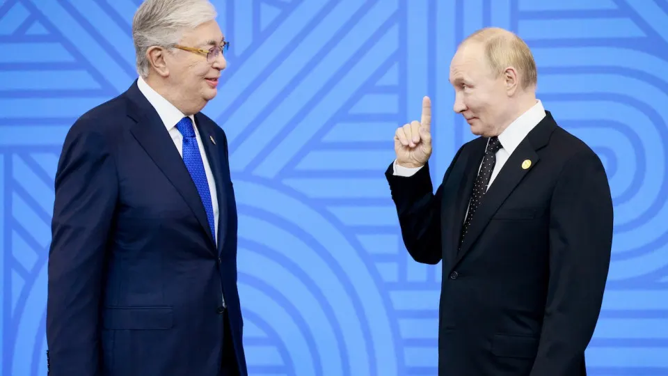 Из‑за нехватки бензина российские компании ведут переговоры с казахстанскими поставщиками о поставке около 50 тысяч тонн Аи‑92; рассматривается обмен на авиакеросин и процессинг нефти на казахстанских НПЗ.