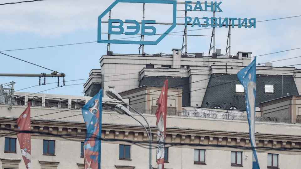 Госкорпорация ВЭБ объявила о снижении бюджета и массовых сокращениях персонала — 15% сотрудников уйдут в ходе перестройки к 2027 году; также ожидаются сокращения в дочерних структурах.