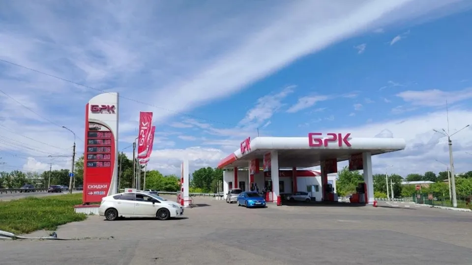 В нескольких регионах России из‑за ударов по нефтеперерабатывающим объектам возник дефицит топлива: на АЗС ввели ограничения, часть заправок временно не работает, власти распределяют горючее и просят не паниковать.