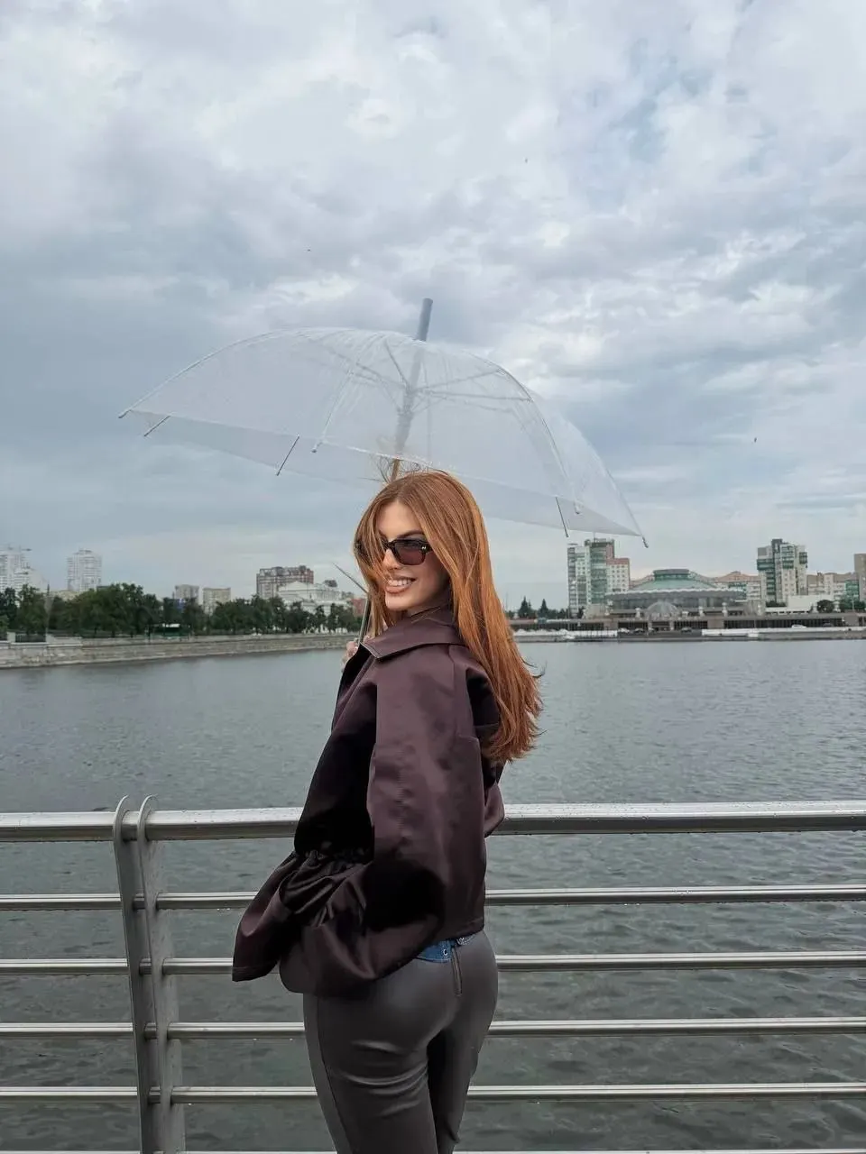 Ведущая проекта провела день в Челябинске: сначала образ инопланетянина в музее, затем мастер‑класс по уральским пельменям и поиск редкой книги в хранилищах городской библиотеки.