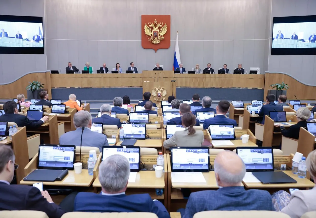 Анализ законопроектов показывает: правительственные инициативы проходят в Госдуме значительно чаще депутатских. Значительная часть законопроектов восьмого созыва остаётся без окончательного решения и после выборов будет рассматриваться вновь.