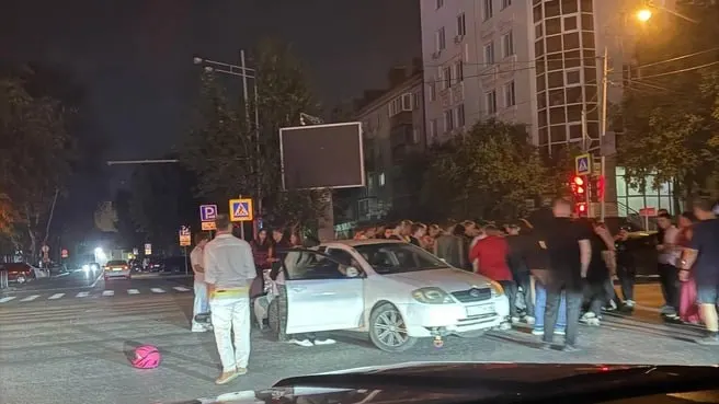 На улице Орджоникидзе в Тюмени при развороте столкнулись иномарка и мотоцикл. По данным ГИБДД, у водителя мотоцикла ушиб, прав он не имеет.