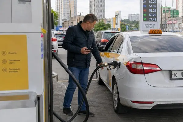 Водители такси в регионе стали реже принимать заказы на большие расстояния: пассажиры из отдалённых районов сталкиваются с трудностями при вызове машины, а время на заправках и возможный рост цен усложняют поездки.