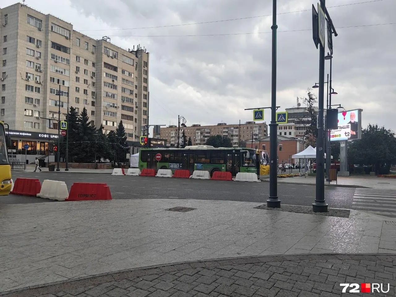 В центральной части Тюмени ограничено движение: подъезд к пешеходной улице Дзержинского закрыт, также для проезда перекрыта Первомайская у сквера Сибирских Кошек. Водителям советуют выбирать обходные маршруты.