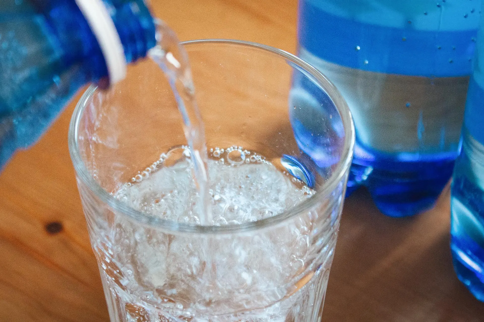 Роспотребнадзор запретил употребление водопроводной воды в Верхней Салде: в Исинском водохранилище выявлено многократное превышение аммиака, а также превышения по железу, марганцу и органическим соединениям. Организуют подвоз воды, приостановлена работа детских садов и общепита, возбуждено уголовное дело.