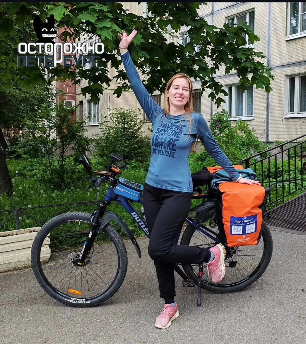 Путешественница планирует преодолеть около 12 000 км. За месяц она добралась до Тюмени, в пути сталкивается с непогодой и травмами, но продолжает маршрут и получает помощь от людей по дороге.