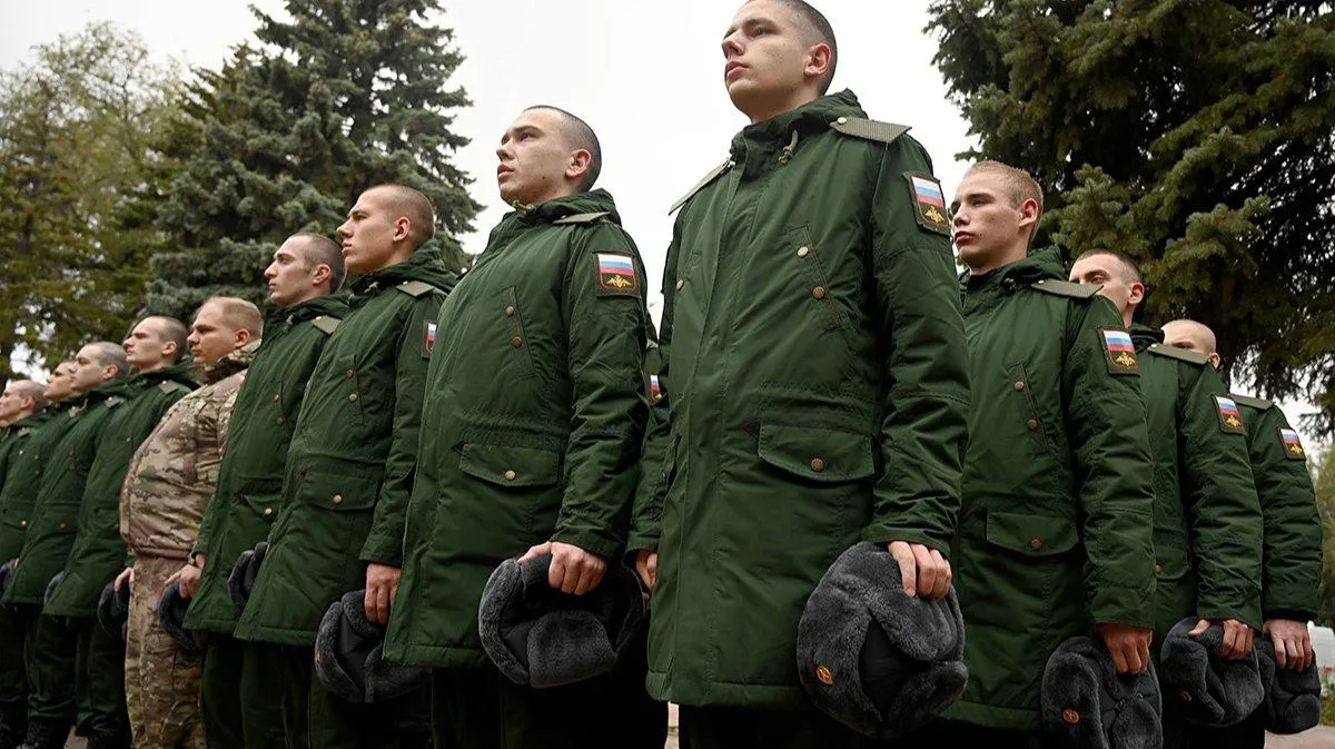 Нижнетавдинский районный суд оштрафовал 19-летнего парня на 20 тысяч рублей за уклонение от воинского учёта с 2024 года. По делу также известно, что его девушка беременна.