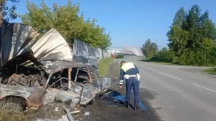 В поселке Большой Исток 17‑летний водитель на «Ладе» врезался в бетонное ограждение, машина загорелась. В результате ДТП пострадали сам водитель и четыре пассажира, всех госпитализировали.