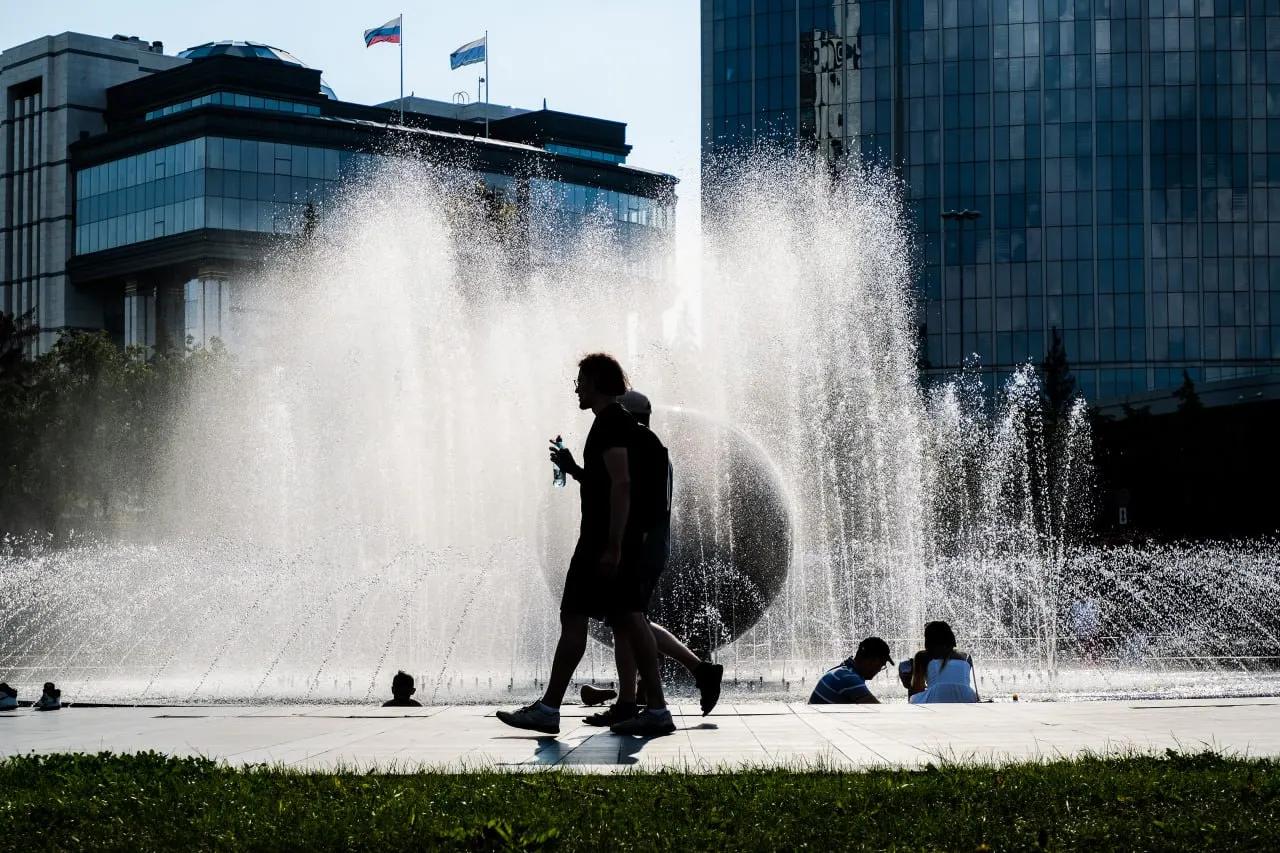 Днём воздух прогреется до +29°C, ожидается переменная облачность; местами возможен небольшой дождь с грозой. Вечером температура опустится до +18…+20°C. Рекомендации по чтению и афиша вечера — внутри.
