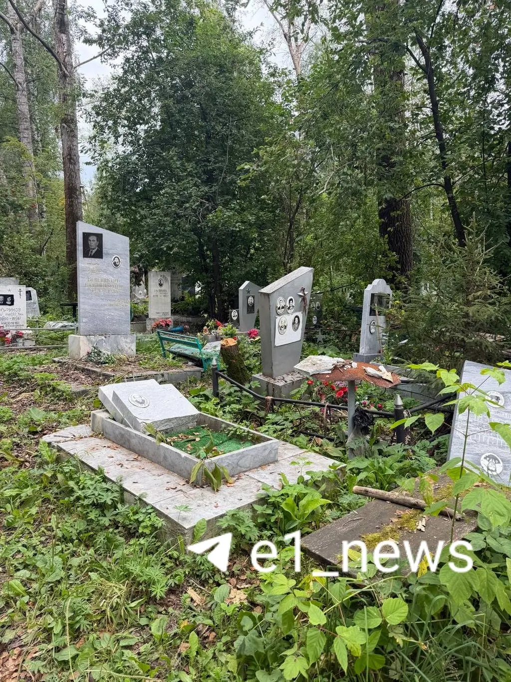 Штормовой ветер повалил старые деревья прямо на надгробия — рабочие расчистили завалы, повреждённые памятники будут восстанавливать по обращениям граждан.