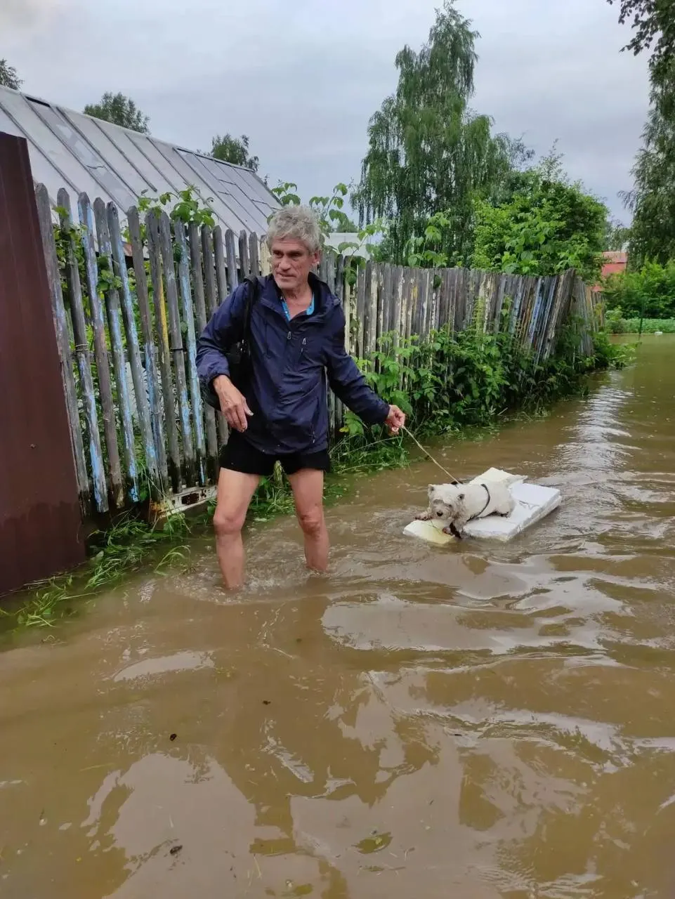 Ливни, начавшиеся 29 июня, привели к разливам рек и подтоплениям в ряде районов Свердловской области: эвакуированы более ста человек, на местах работают спасатели.