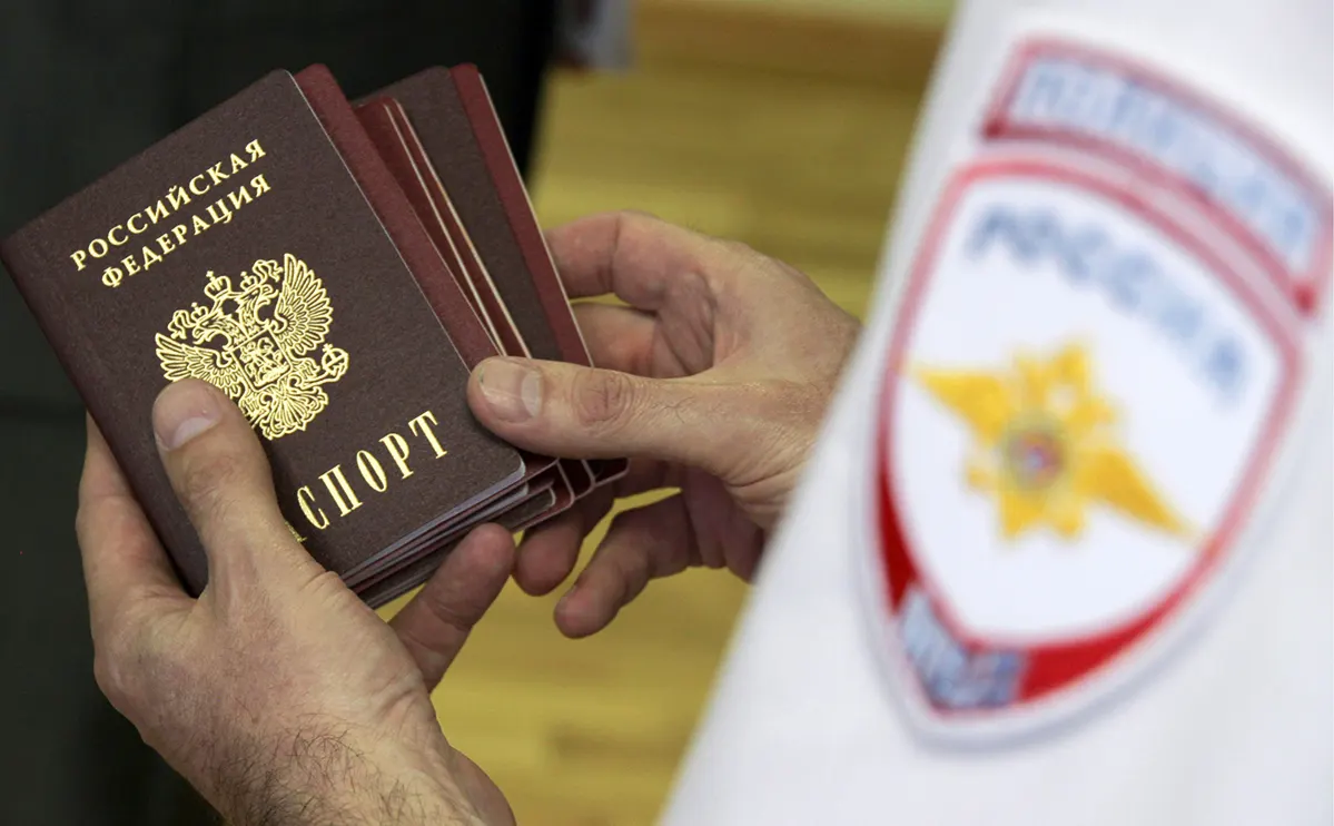 Собеседники в дипломатических кругах и источник, близкий к администрации президента, сообщают, что россияне смогут ездить в «недружественные» страны только организованными группами от 10 человек, с сопровождением и по утверждённому маршруту; также обсуждается введение выездных виз.
