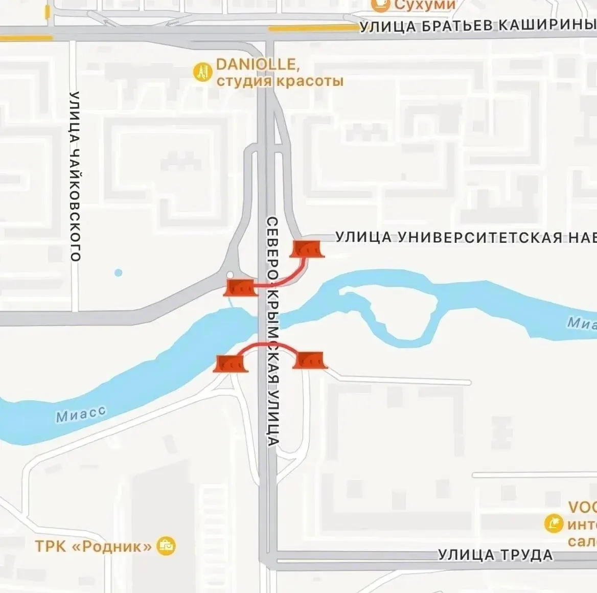Из‑за подъёма уровня реки Миасс и сброса воды на Шершнях перекрыты оба проезда под мостом. В мэрии обещают сообщить о возобновлении движения, пока водителям нужно искать объезд.