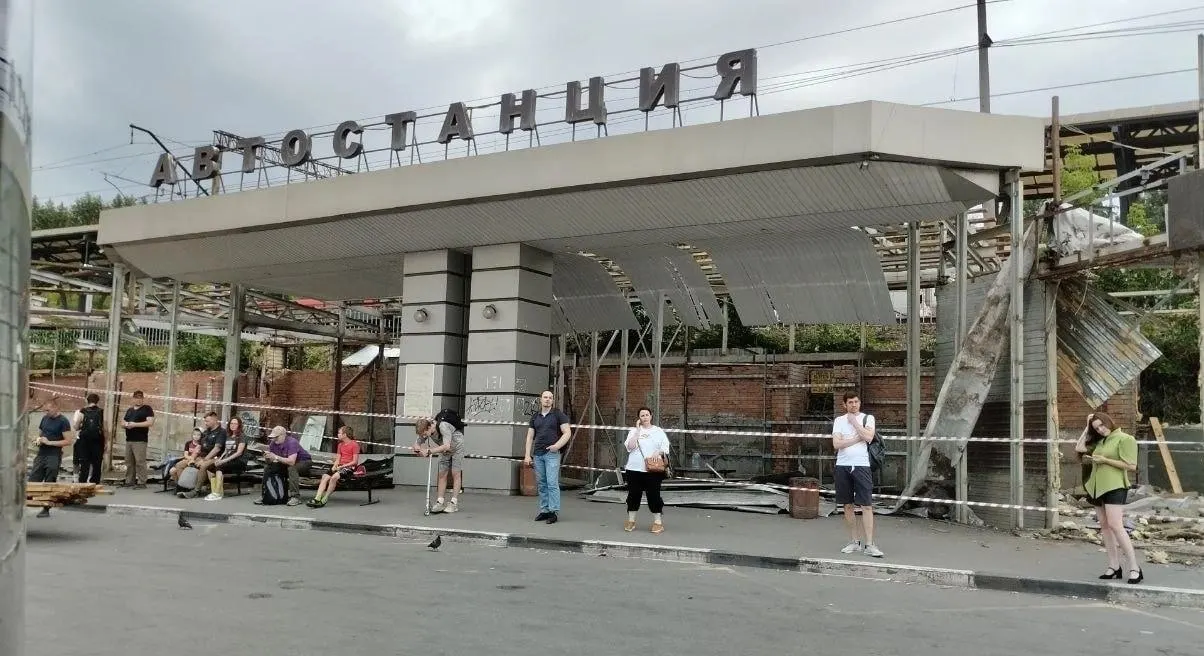С городского автовокзала убрали торговые павильоны по требованию закона — в администрации подтвердили демонтаж, пассажиры отреагировали по-разному.