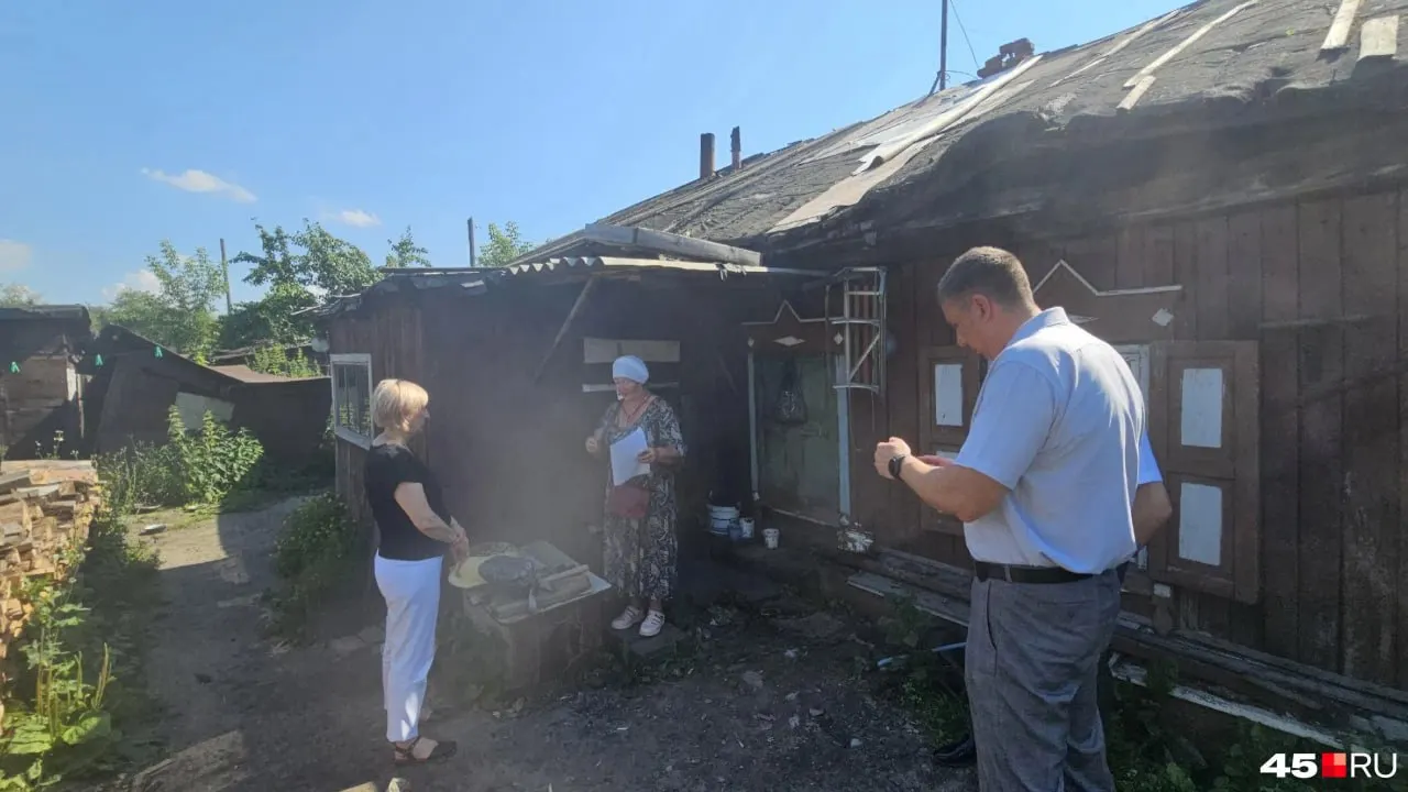 Владельцам крошечных долей предлагают компенсации около 170 тысяч рублей за долю, но этих денег не хватает на новое жильё; подрядчик простаивает, администрация рискует убытками, а люди остаются без альтернативы.