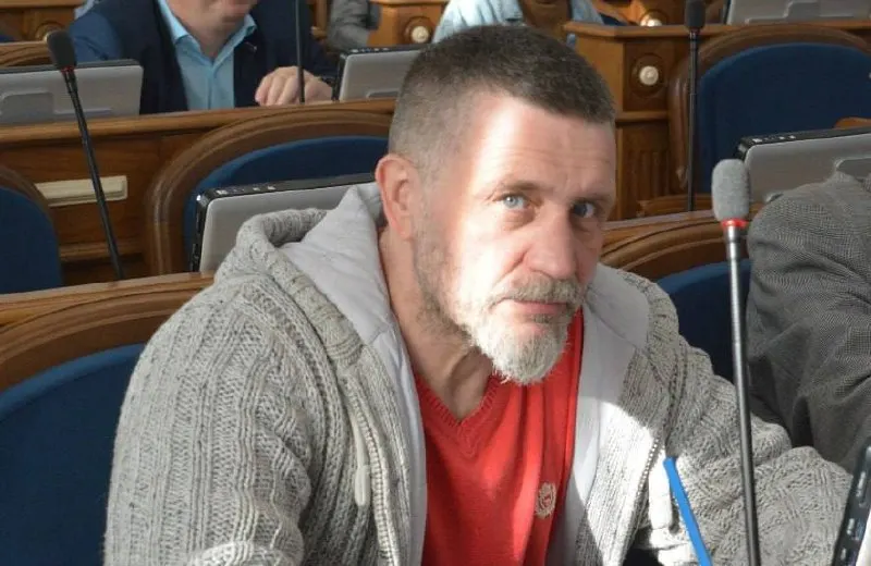 Бывший депутат и экс‑спецназовец, лишённый мандата после пацифистского поста и ранее признанный «иноагентом», фигурирует в розыске МВД РФ.