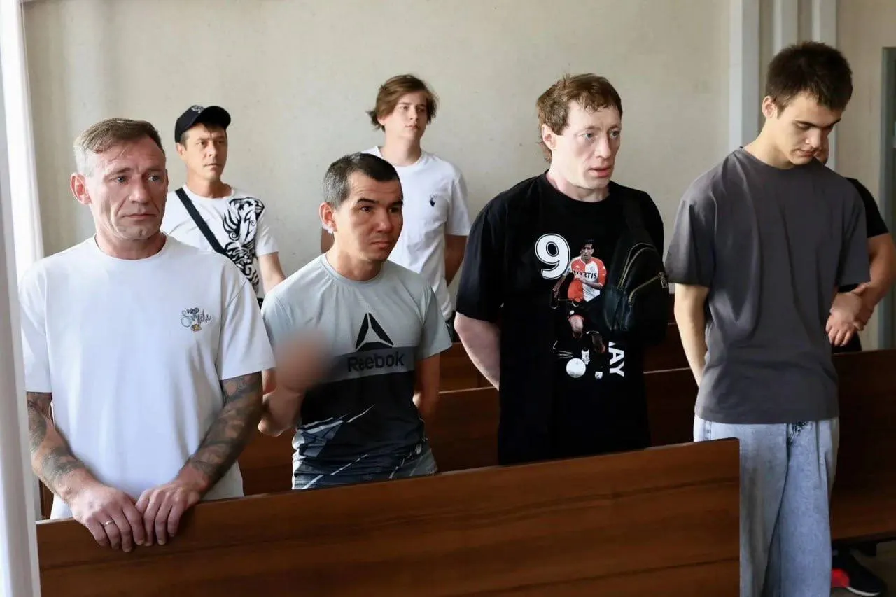 В Челябинске суд назначил условные сроки четырём участникам драки во дворе: двоим также дали наказание за причинение вреда здоровью, с каждого взыскали компенсацию потерпевшему.