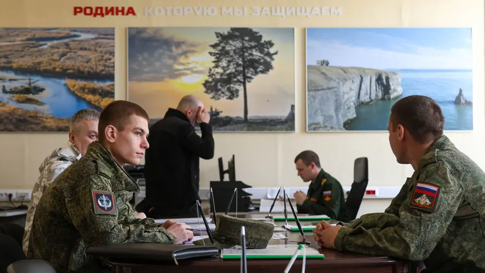 За годы войны в стране зарегистрировали десятки тысяч новых рекламных и кадровых агентств — многие в статусе ИП. Частично эти структуры используются в схемах вербовки контрактников: от объявлений и покупки баз до координации доставки людей в военкоматы.