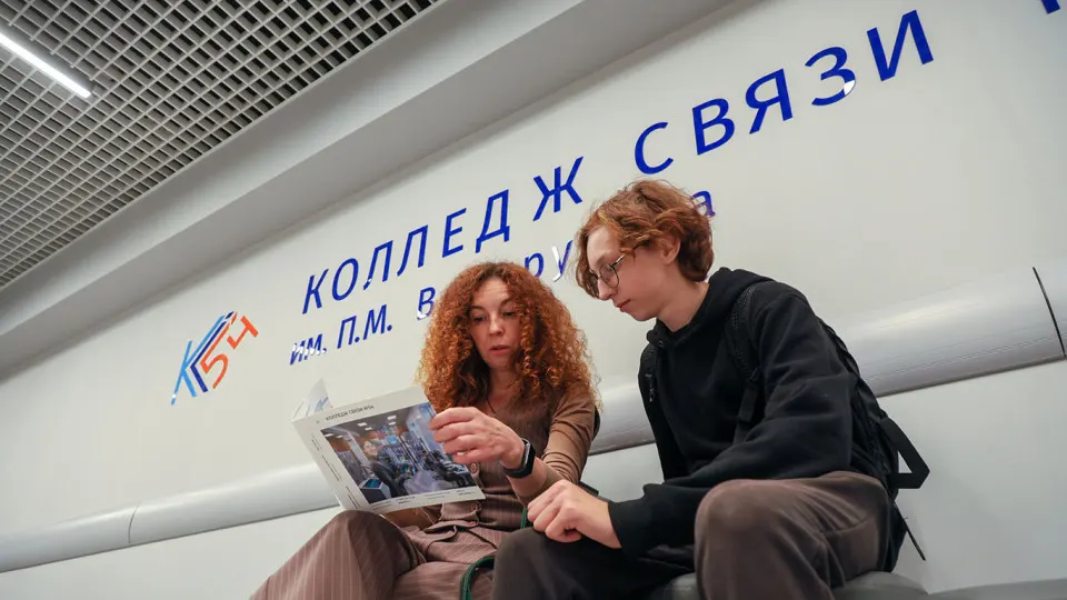 Родители из разных городов жалуются, что детей не берут в старшую школу — школам якобы нужны «рабочие» кадры, а ребят направляют в колледжи или отказывают «из‑за уровня знаний». Это происходит на фоне президентских поручений по подготовке специалистов рабочих профессий.