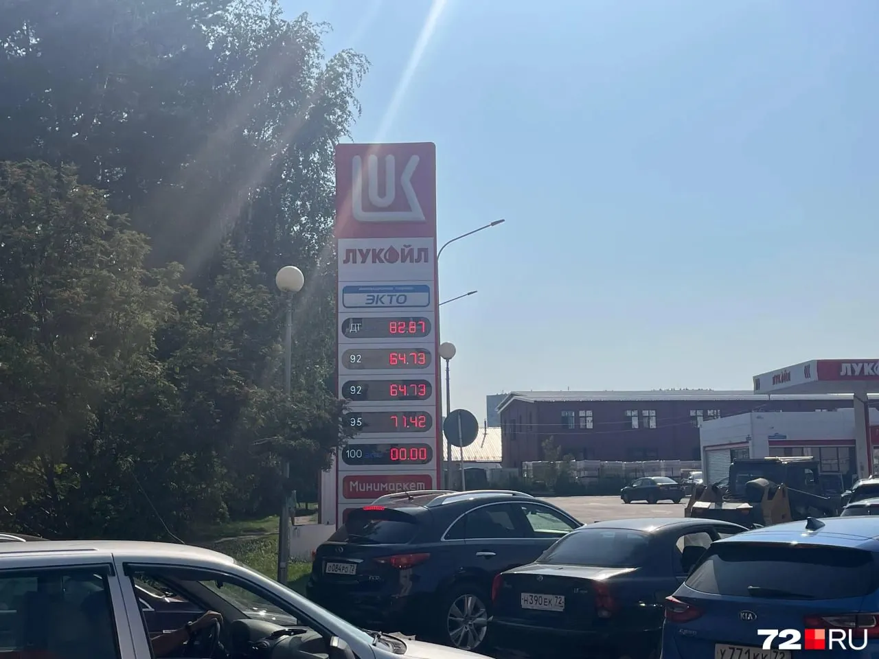 Водители простаивали по 1,5 часа: бензин был в наличии, но один из них попытался наполнить канистру — оператор предупредил, что это запрещено.