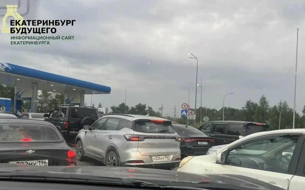 Очереди на автозаправке на 151-м км Серовского тракта блокируют удобный подъезд к посёлку Евстюниха: жители ждут по 15–20 минут, автомобили едут по встречной полосе, что повышает риск ДТП. В Госавтоинспекции рассчитывают на нормализацию после стабилизации поставок топлива.